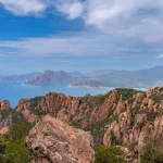 La réserve naturelle de Scandola en Corse prend des mesures contre le surtourisme.