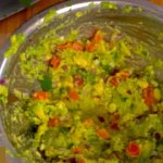 Le guacamole, aliment de base au Mexique, fait face à une hausse des prix des avocats.