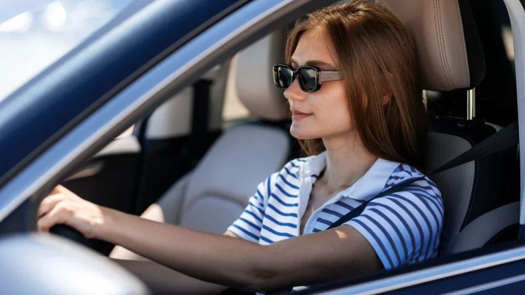 Amende pour les conducteurs portant des lunettes de soleil en voiture durant la canicule