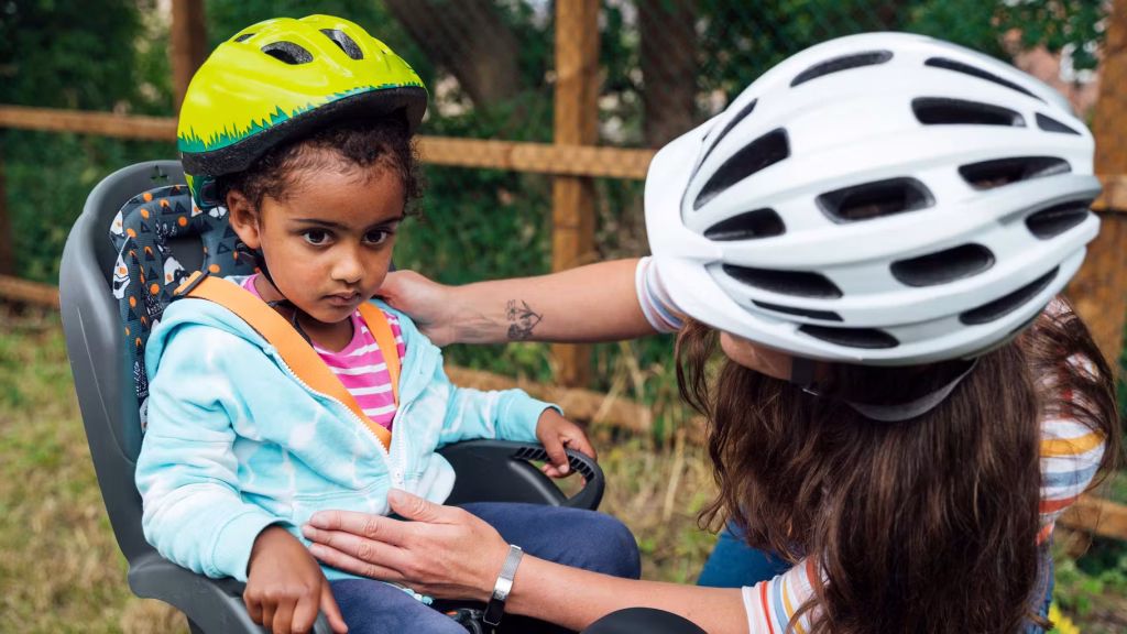 Vélo avec un enfant : règles de sécurité et équipements recommandés en France
