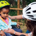 Vélo avec un enfant : règles de sécurité et équipements recommandés en France