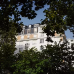 Canicule : couvertures de survie et ventilateurs avec glaçons en France face à la chaleur.