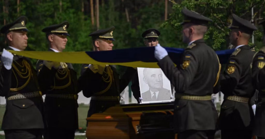 Retour de la dépouille d’Andriy Melnyk, héros nationaliste, en Ukraine après des décennies.