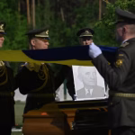 Retour de la dépouille d&rsquo;Andriy Melnyk, héros nationaliste, en Ukraine après des décennies.