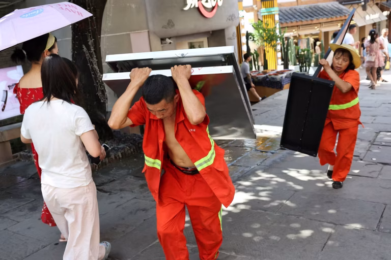 Chongqing : Le métier de « bangbang » en déclin face à la modernisation du secteur du transport.