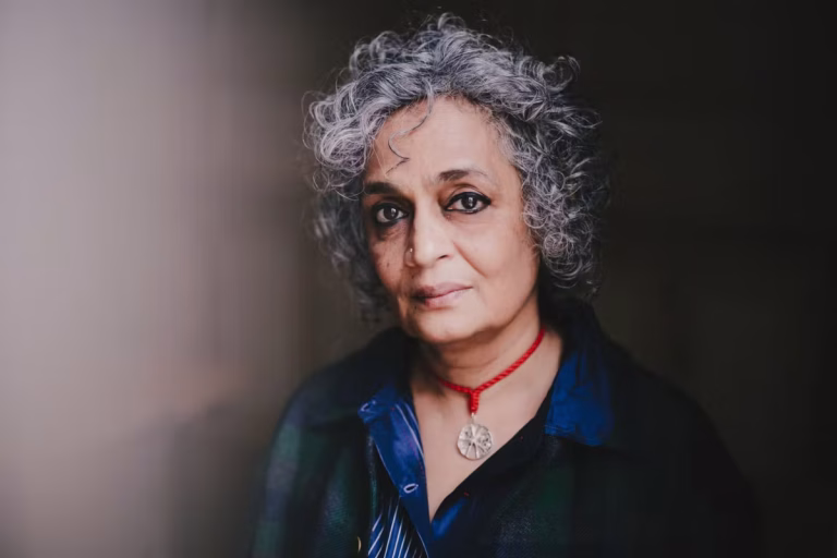 Arundhati Roy déclare son optimisme et refuse de se considérer comme une victime