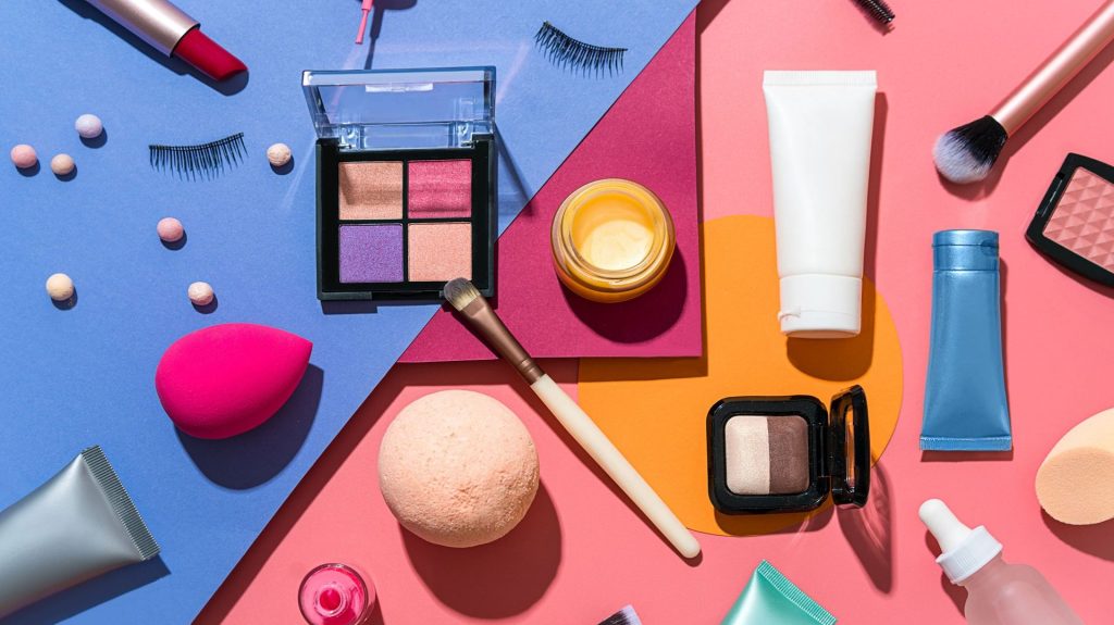 L’UE envisage d’assouplir les règles sur les produits chimiques dans les cosmétiques.