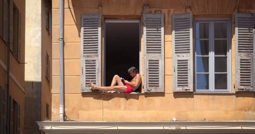Annulations de vols et hausse des prix : l’été du staycation se profile pour les voyageurs.
