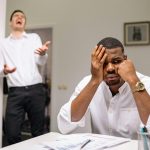 La chaleur augmente les tensions en open-space, entraînant irritabilité et repli sur soi.