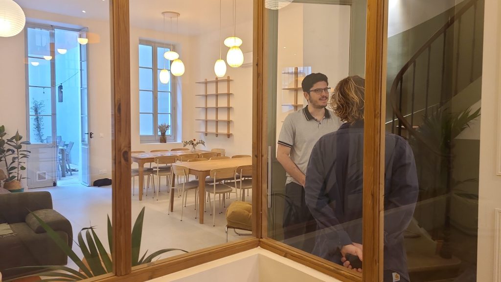 Marseille face à la crise du logement : émergence de coliving à 750 euros la chambre.