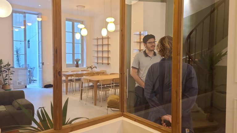 Marseille face à la crise du logement : émergence de coliving à 750 euros la chambre.