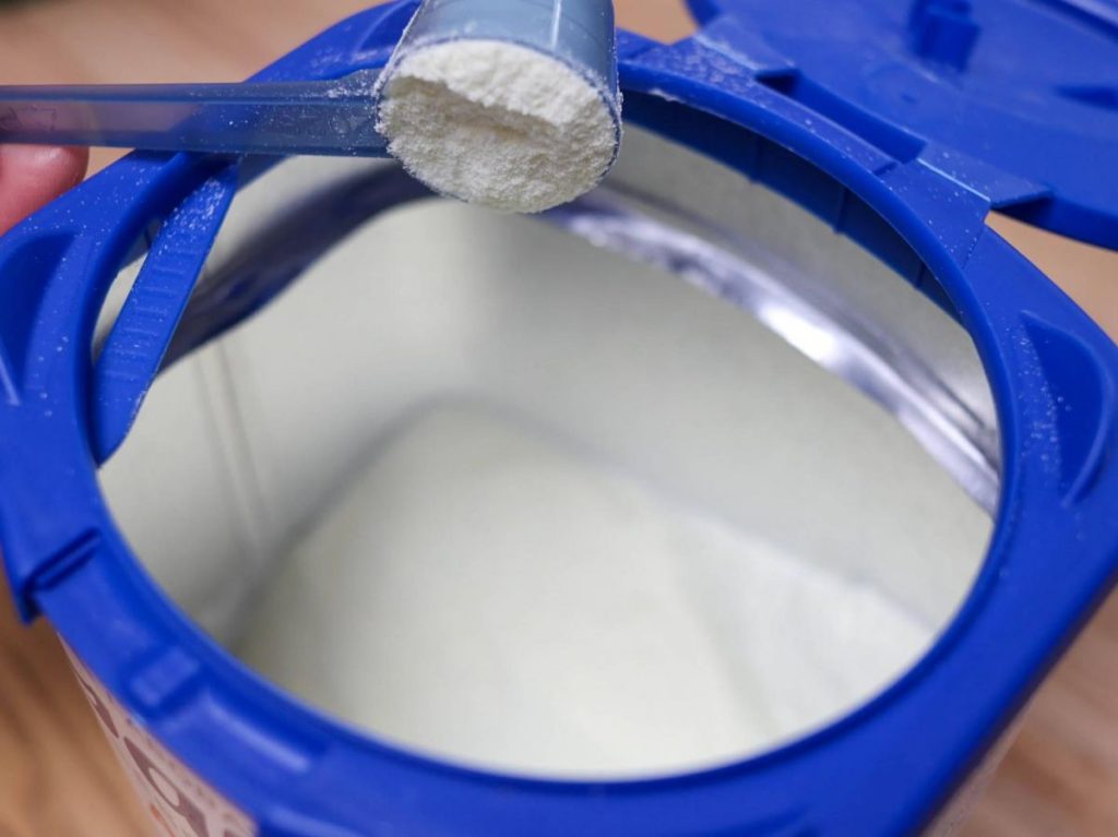 Lait infantile : rapport parlementaire souligne les lacunes de l’État français