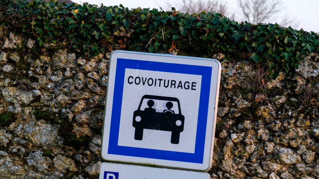 Les défis du covoiturage face à la croissance des services de transport en commun en France.
