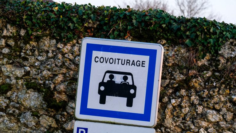 Les défis du covoiturage face à la croissance des services de transport en commun en France.