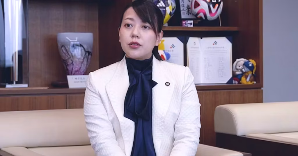 Une maire au Japon prend un congé maternité, marquant une première historique dans le pays.