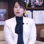 Une maire au Japon prend un congé maternité, marquant une première historique dans le pays.