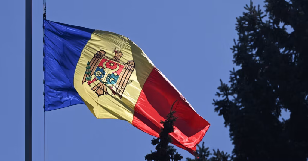 Des dizaines de milliers de Russes acquièrent la nationalité moldave, suscitant des débats sur l’immigration.