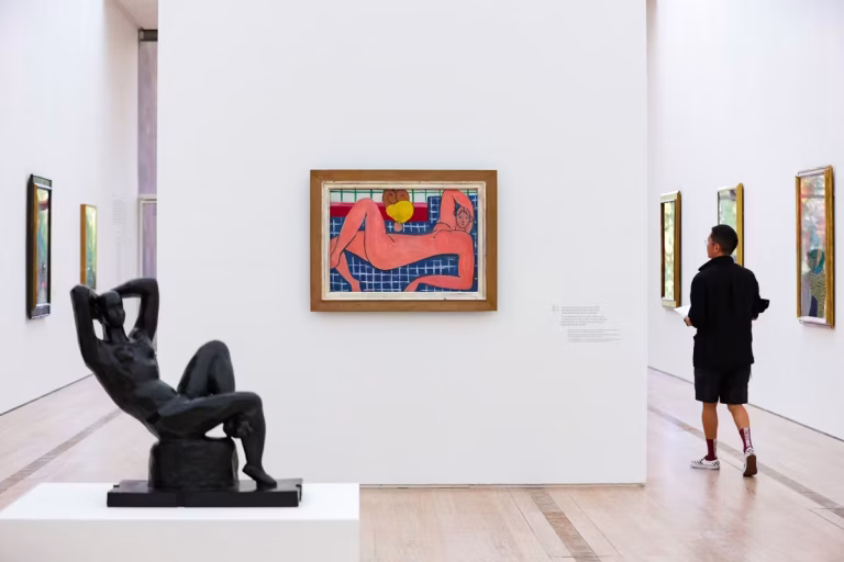 Bâle, en Suisse, se positionne comme un centre majeur de l’art contemporain en Europe.