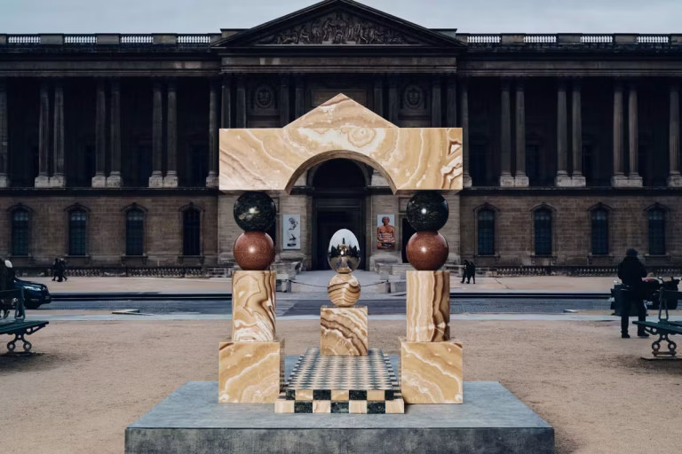 Travaux au Louvre : tensions croissantes autour d’une gestion centralisée des projets culturels.
