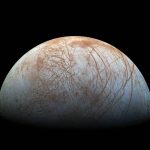 Un océan sous la surface d’Europe : des scientifiques débattent de l’existence et des implications.