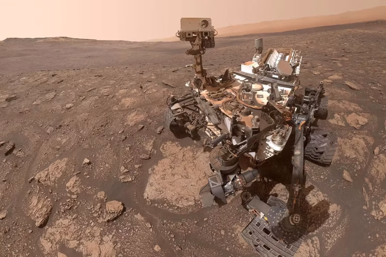Le rover Curiosity de la NASA détecte de nouvelles molécules organiques sur Mars.