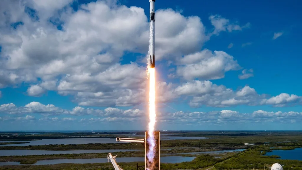 SpaceX prévoit 10 000 lancements annuels, suscitant des inquiétudes chez les régulateurs américains.
