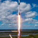 SpaceX prévoit 10 000 lancements annuels, suscitant des inquiétudes chez les régulateurs américains.