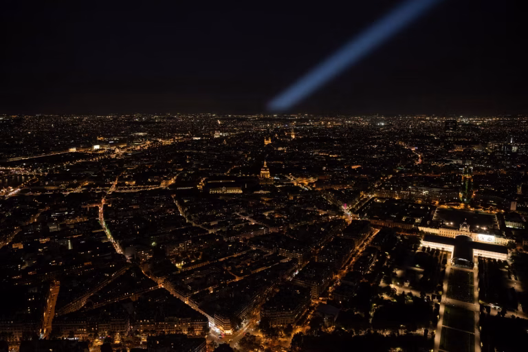 La France constate une diminution significative de la pollution lumineuse depuis 2014.