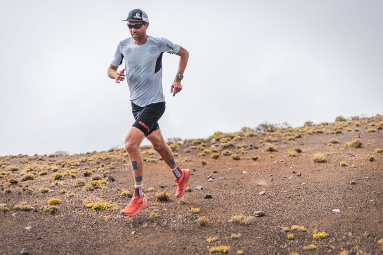 François d’Haene tente de battre le record du GR20 en Corse.