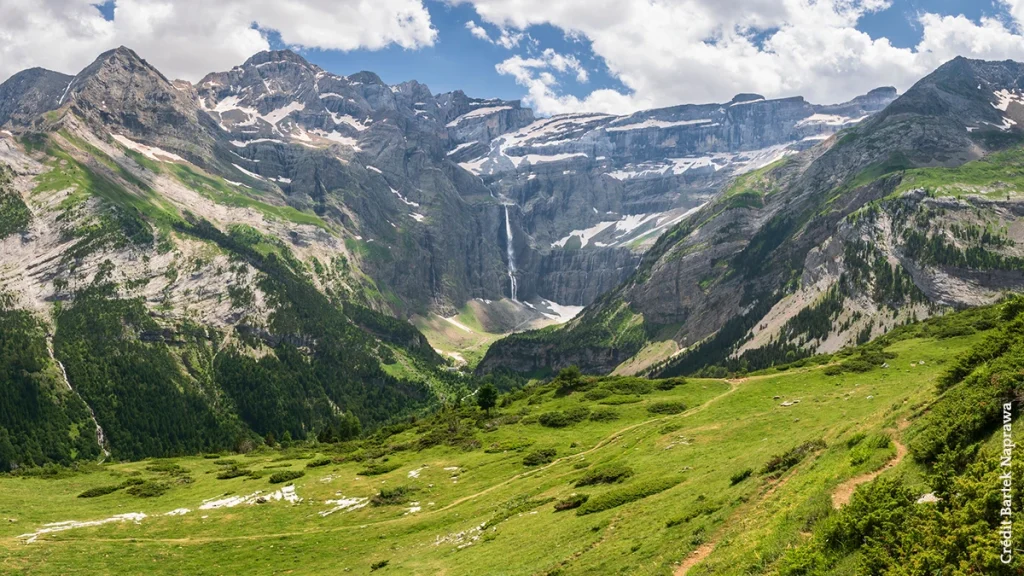 Gavarnie se prépare pour l’arrivée du Tour de France au pied du cirque des Pyrénées.