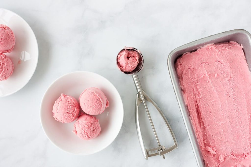 Recette de glace à la framboise sans sorbetière, méthode simple et onctueuse à réaliser.
