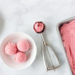 Recette de glace à la framboise sans sorbetière, méthode simple et onctueuse à réaliser.