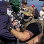 Des agents de l&rsquo;ICE utilisent du spray au poivre sur des manifestants devant un centre de détention.