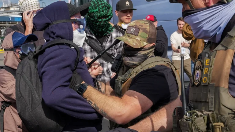 Des agents de l’ICE utilisent du spray au poivre sur des manifestants devant un centre de détention.
