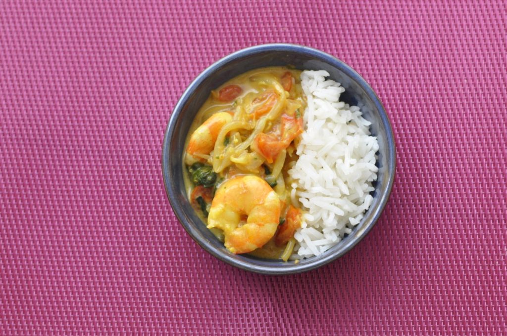 Poêlée de légumes et crevettes au curry : une recette simple et rapide à réaliser.