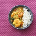 Poêlée de légumes et crevettes au curry : une recette simple et rapide à réaliser.