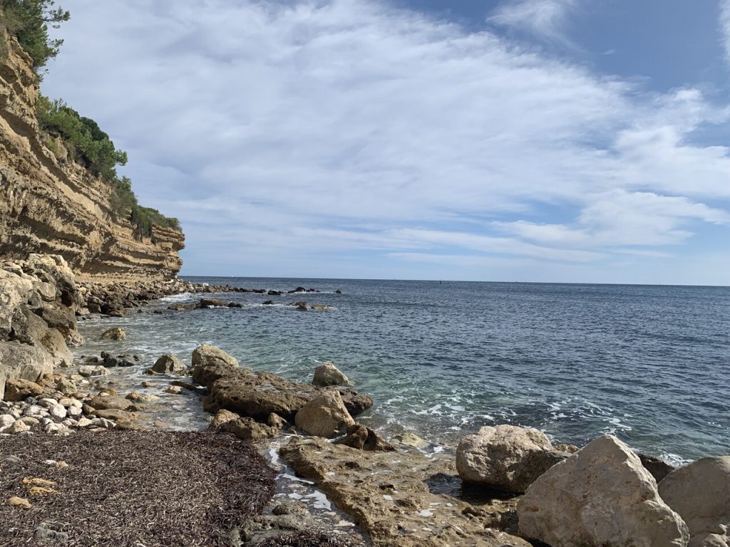 Plages de la Côte Bleue fermées près de Marseille en raison de dangers détectés.