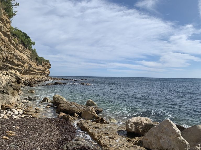 Plages de la Côte Bleue fermées près de Marseille en raison de dangers détectés.