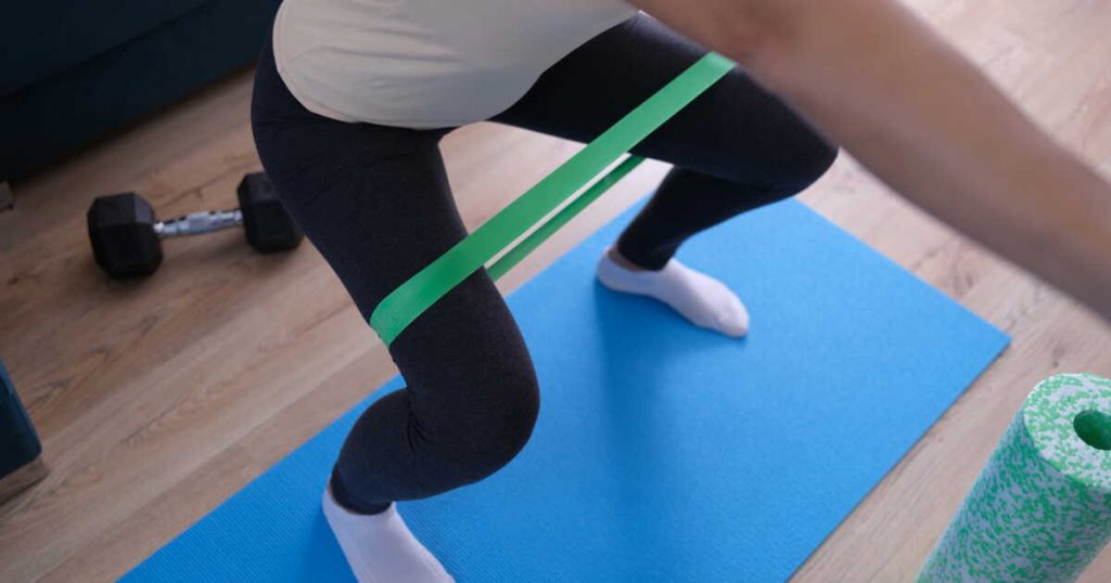 Exercices de Pilates à domicile avec élastique pour renforcer jambes et fessiers