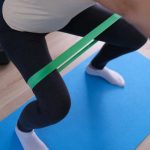 Exercices de Pilates à domicile avec élastique pour renforcer jambes et fessiers