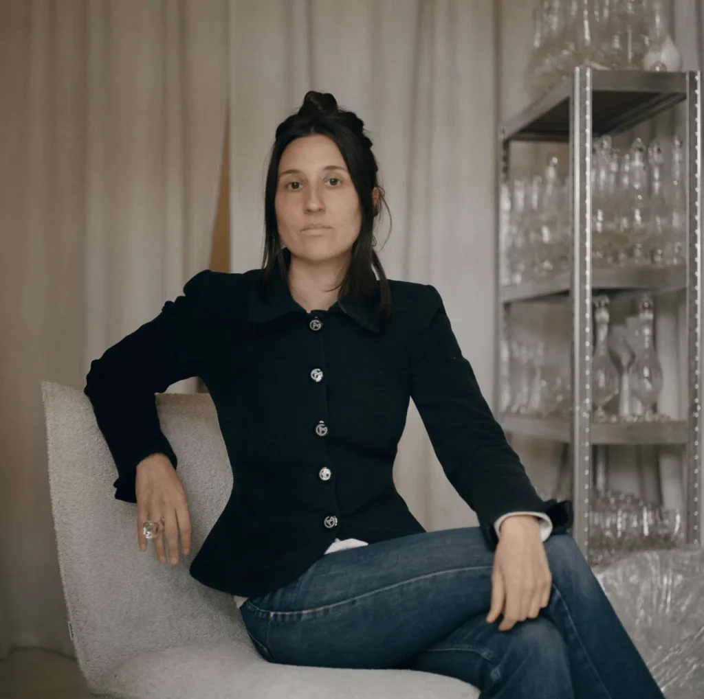 Justine Ménard explore le verre comme matériau dans l’art contemporain.