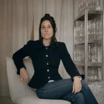 Justine Ménard explore le verre comme matériau dans l&rsquo;art contemporain.