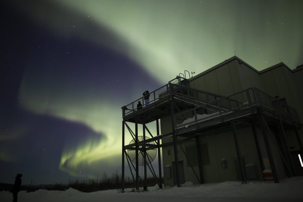 Des étudiants du MIT étudient la physique des plasmas sous l’aurore en Alaska.