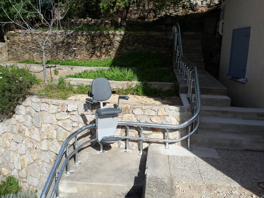 Monte-escalier extérieur : réglementation et normes de sécurité en France expliquées