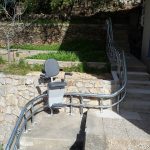 Monte-escalier extérieur : réglementation et normes de sécurité en France expliquées