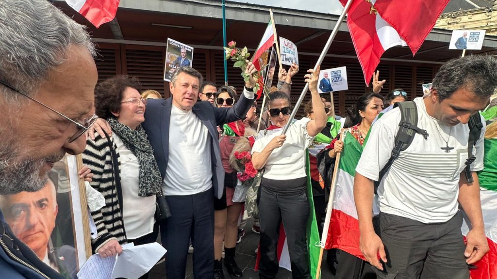 Nice soutient les Iraniens avec un rassemblement devant la mairie pour la démocratie.