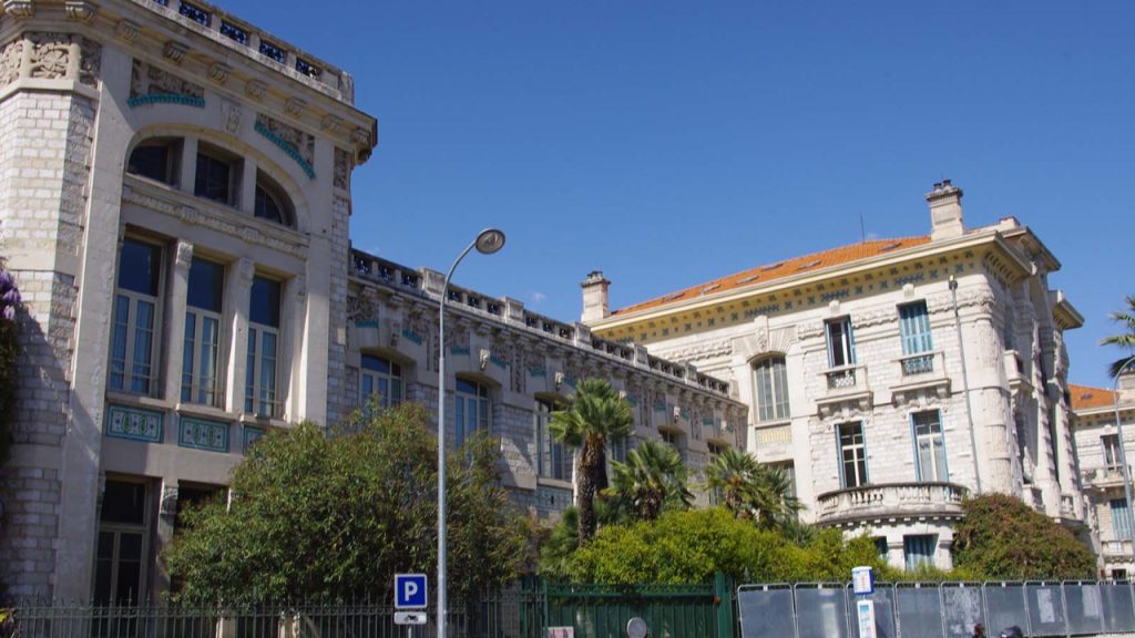 Fermeture provisoire du bâtiment 4 du lycée Masséna à Nice pour diagnostics techniques.