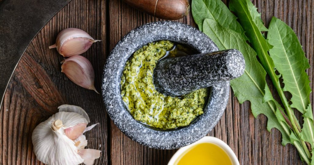 Recette de pesto de pissenlit maison pour une alternative locale et durable.