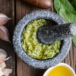Recette de pesto de pissenlit maison pour une alternative locale et durable.