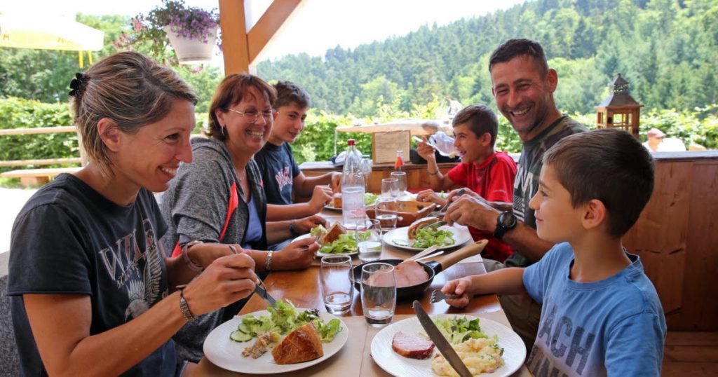 Fermes-auberges en Alsace : une expérience culinaire de l’étable à la table.